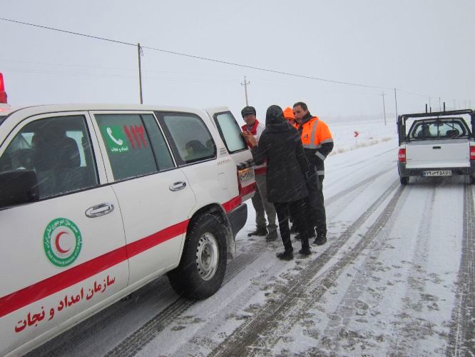 کمک امدادگران هلال احمر به مسافران مازندران