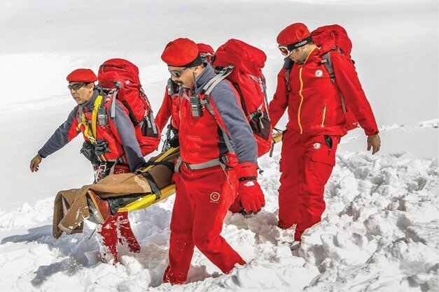 پیکر جان باخته دوم حادثه ریزش بهمن در روستای آلواتان پیدا شد پیکر جان باخته دوم حادثه ریزش بهمن در روستای آلواتان پیدا شد