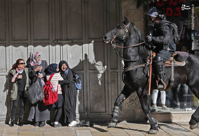 
دانش آموزان فلسطینی و سرباز صهیونیست