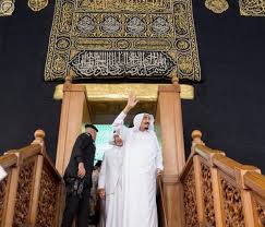 اعتراض گسترده به درج نام شاه سعودی بر  پرده خانه خدا