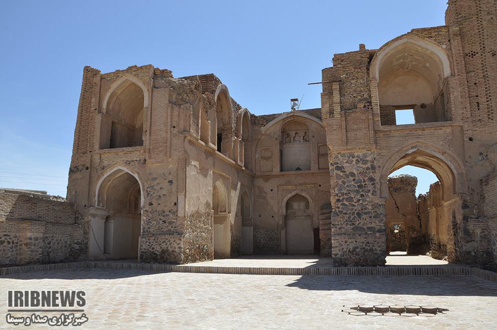 پایان محوطه سازی مسجد افین زیرکوه