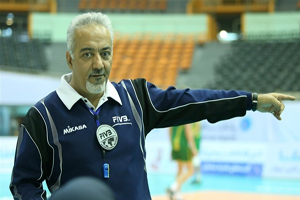 داور ایران در رقابتهای والیبال انتخابی المپیک سوت می زند