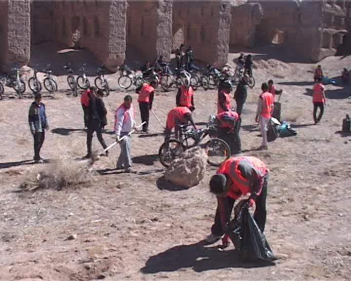 پاکسازی قلعه تاریخی سیرجان به همت دوچرخه سواران