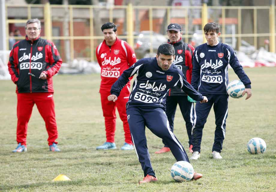 اهدای پیراهن طارمی به هوادار در روز حضور مجری پرسپولیسی