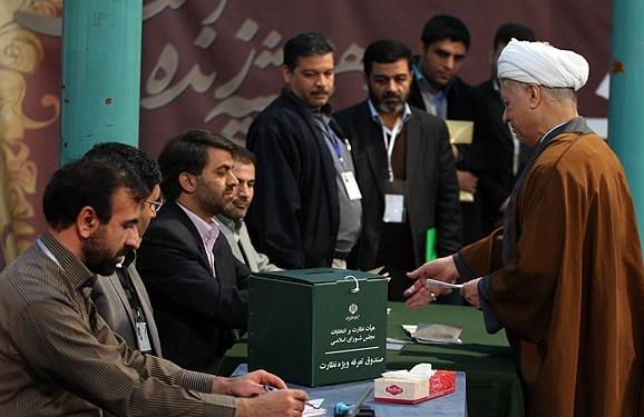 رئیس مجمع تشخیص رای خود را به صندوق انداخت