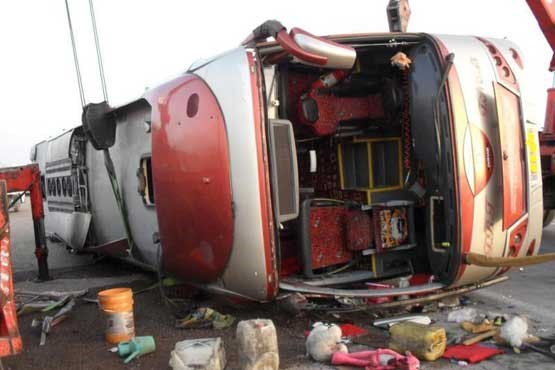9 زخمی در حادثه واژگونی اتوبوس