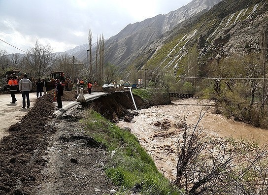 جاده هراز به علت جاری شدن سیلاب مسدود شد