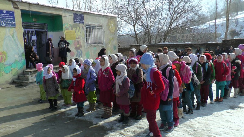 تحفه ای متبرک در دستان دانش آموزان مناطق محروم و مرزی شهرستان سردشت