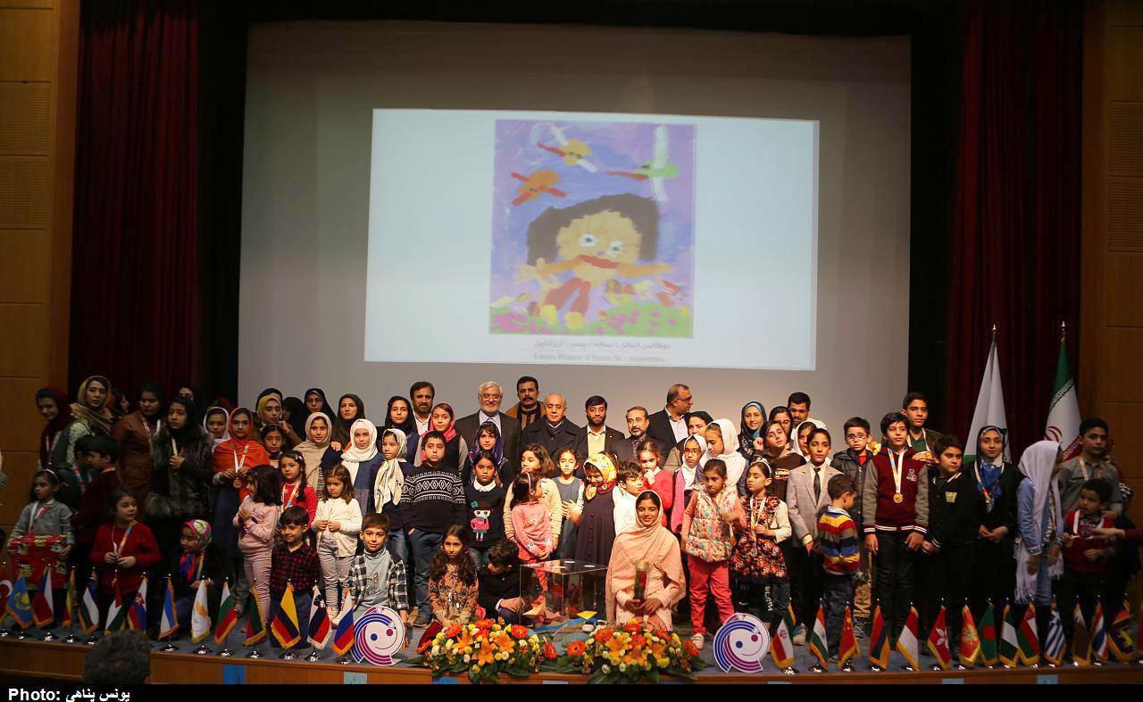 اعطای دیپلم افتخار دوسالانه‌ی بین‌المللی ‌نقاشی به نوجوان نیشابوری