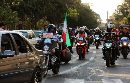 رژه اتومبیل رانان وموتور سیلکت سواران مشهدی با هدف ترویج فرهنگ اهدای خون
