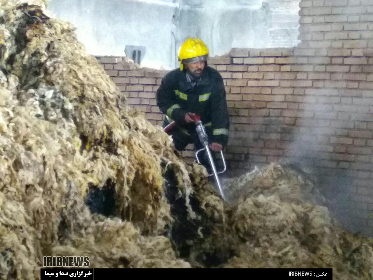 مهار آتش سوزی در کارگاه حلاجی در تبریز