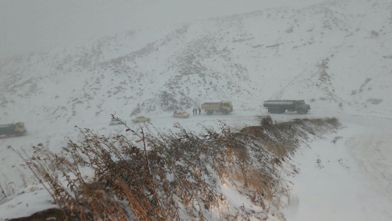 اسکان 20 خانواده گرفتار در برف