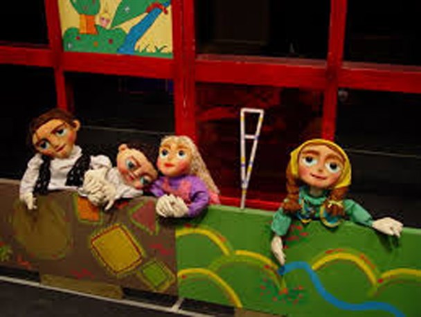 نمایش جنگ شادی سفر عروسک ها