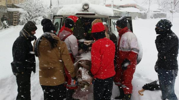 امداد رسانی به شهروندان گرفتار در برف و سرمای گیلان