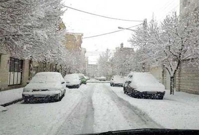 بارش برف در نقاط مختلف آذربایجان غربی+فیلم