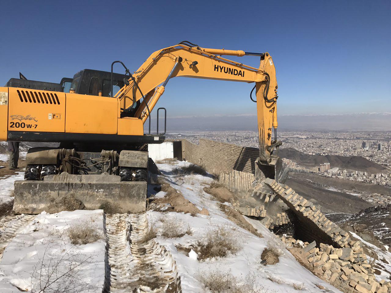 تخریب اراضی تصرف شده در ارتفاعات جنوب مشهد