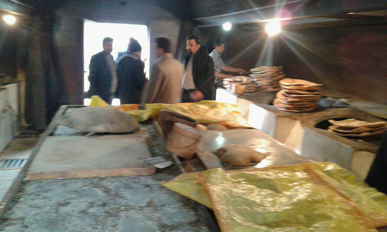 پخت روزانه بیش از۶۰۰کیلو نان خشک محلی دربخش خضرآباد