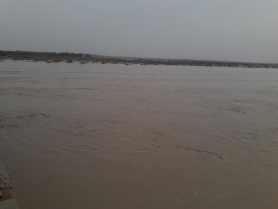 جاری شدن آب در رودخانه مند