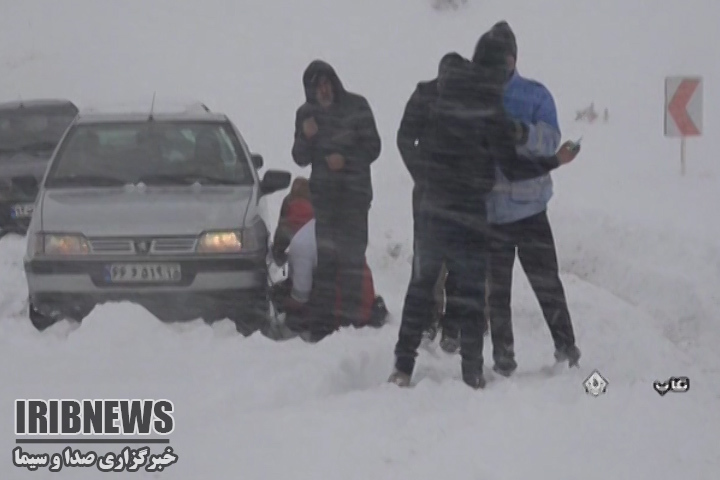 نجات مسافران گرفتار در برف و کولاک در تکاب+فیلم