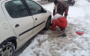 امدادرسانی هلال احمر به 455 خودروی گرفتار شده در برف