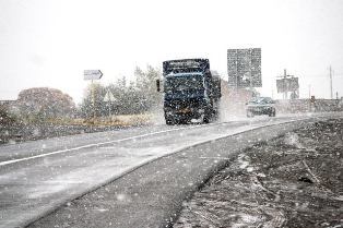 بارش باران و برف در جاده های مازندران