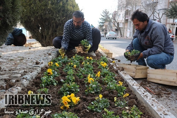 سننـــــدج، آراسته می‌شود