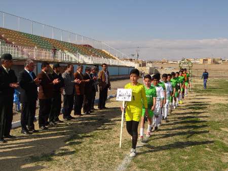 رقابت 4تیم در مسابقات فوتبال گروهی نونهالان کشور در بردسکن
