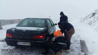 بیرون کشیدن ۵۰ خودروی گرفتار در برف
