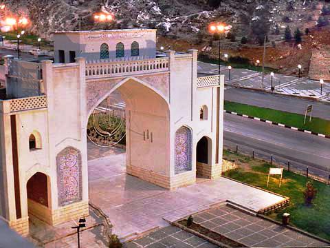 استقبال از میهمانان نوروزی در دروازه قرآن شیراز هنگام تحویل سال
