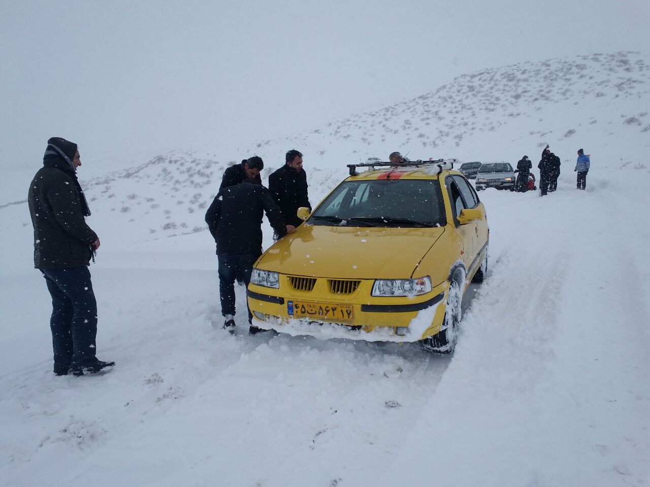 بارش برف در تکاب و انسداد راهها