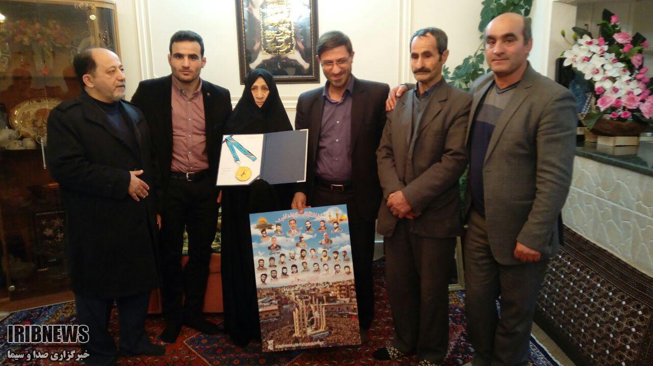 اهدای مدال طلای میثم نصیری به خانواده شهید شهریاری