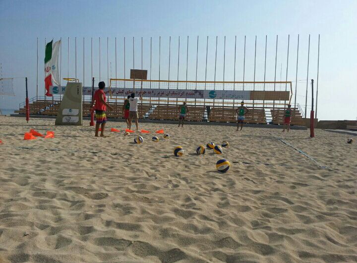 تیم والیبال ساحلی نوجوانان در رده سنی بالاتر رقابت می کند