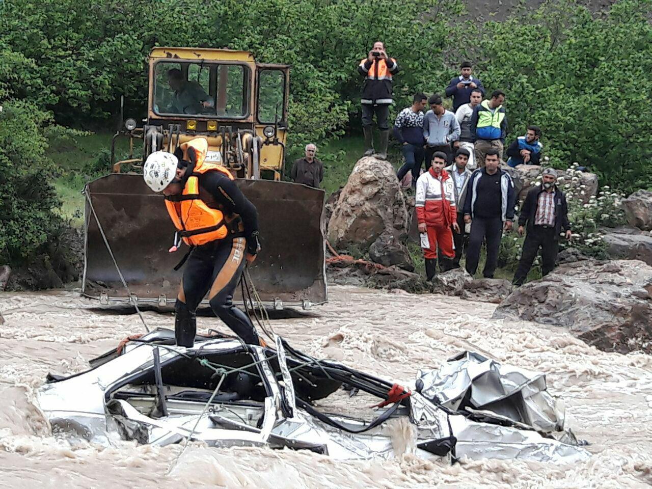سقوط خودرو به رودخانه اشکور