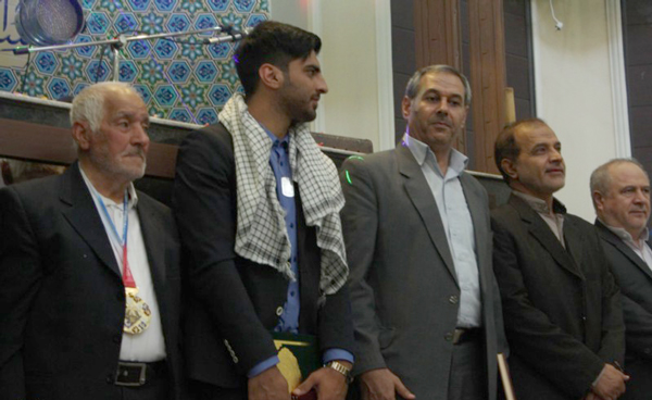 قهرمان تکواندو جهان مدال خود را به خانواده شهید اهدا کرد
