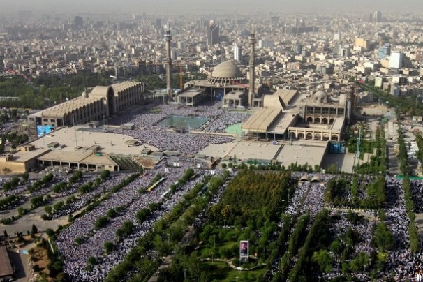 حضور پرشور مردم در مصلی تهران؛ اقامه نماز به امامت رهبر انقلاب