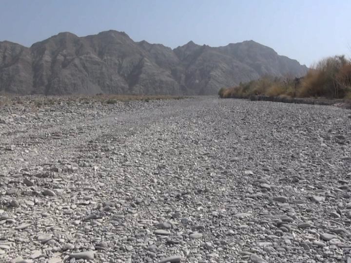 نماز باران در بستر خشک رودخانه کاجو قصرقند