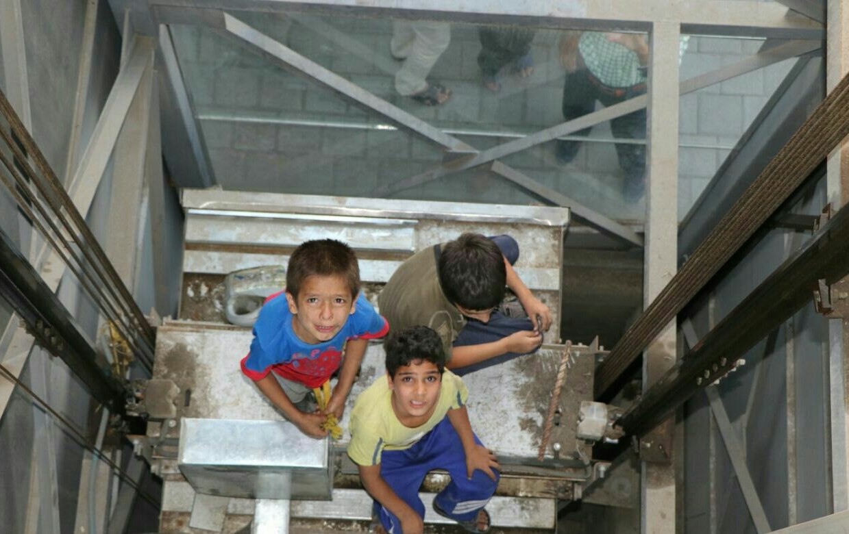 نجات معجزه آسای سه کودک سوار بر سقف کابین آسانسور