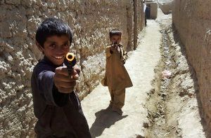 افغانستان/ خرید و فروش اسلحه پلاستیکی ممنوع