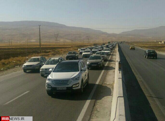 ترافیک سنگین جاده ای در محور ایلام - کرمانشاه همچنان ادامه دارد