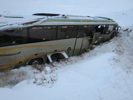 4 مصدوم در واژگونی اتوبوس در محور بردسکن به سبزوار