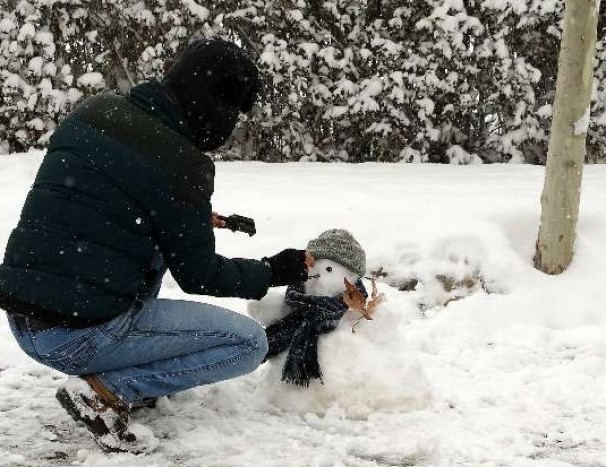 شادمانی مردم از بارش برف و پاکی هوا در مشهد