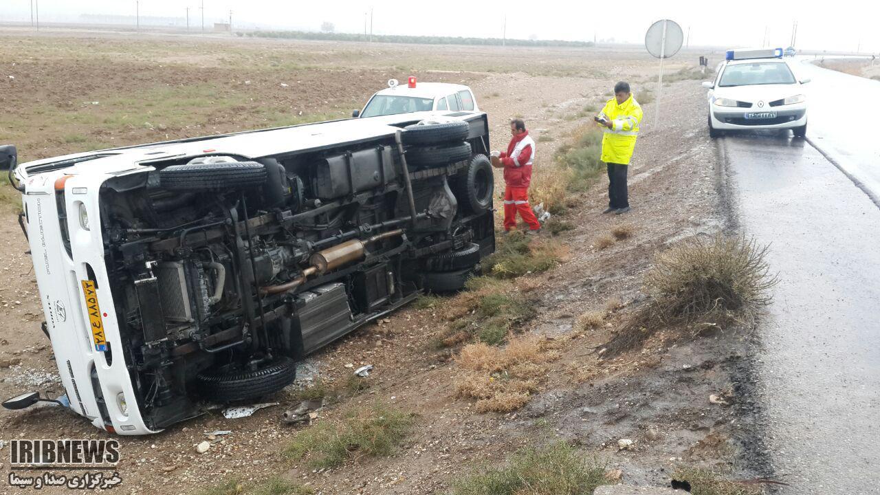 5 مصدوم بر اثر واژگونی مینی بوس درجاده فسا به داراب