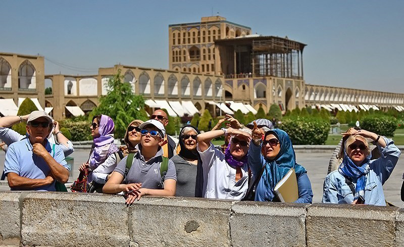 گردشگران اروپائی میهمان زمستان اصفهان