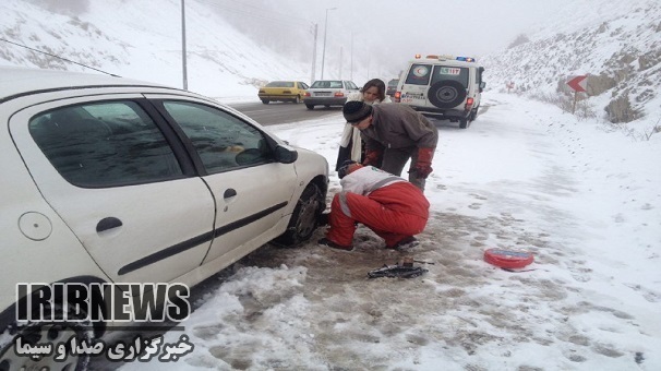 امداد رسانی به خودروهای گرفتار برف در زنجان