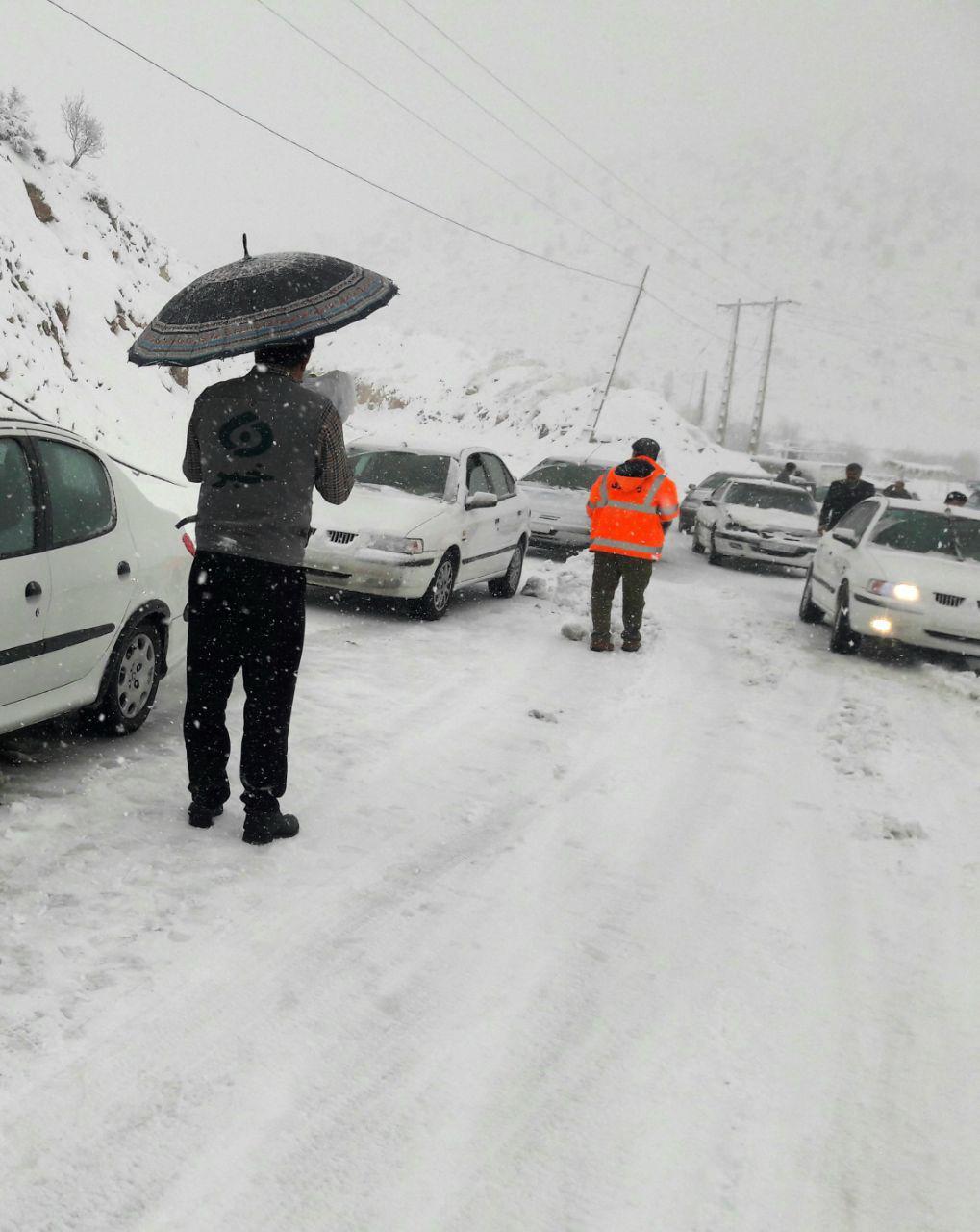 تردد کند در جاده‌های برفگیر استان