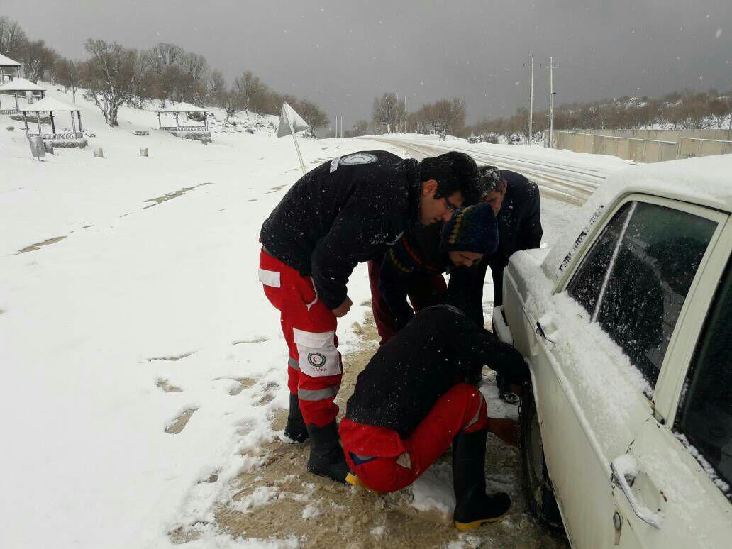 نجات سرنشینان 60 خودروی گرفتار در برف منطقه تاراز اندیکا