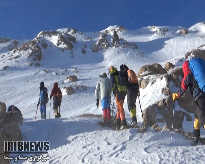 صعود زمستانی کوهنوردان به قله دوزرده +فیلم