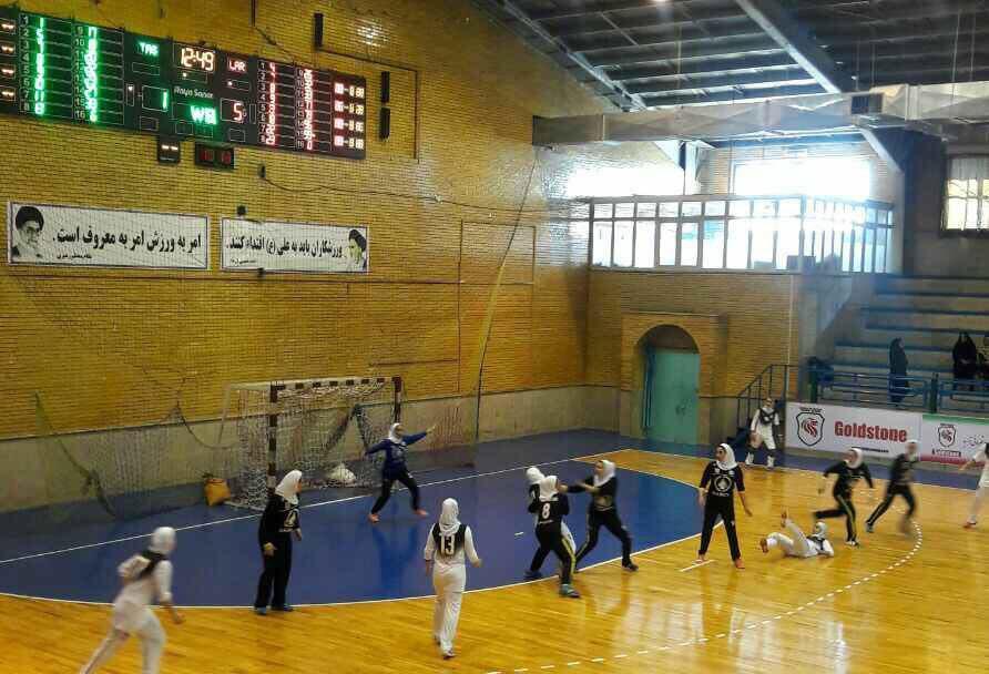 برتری بانوان هندبالیست لارستان در مقابل نماینده اصفهان