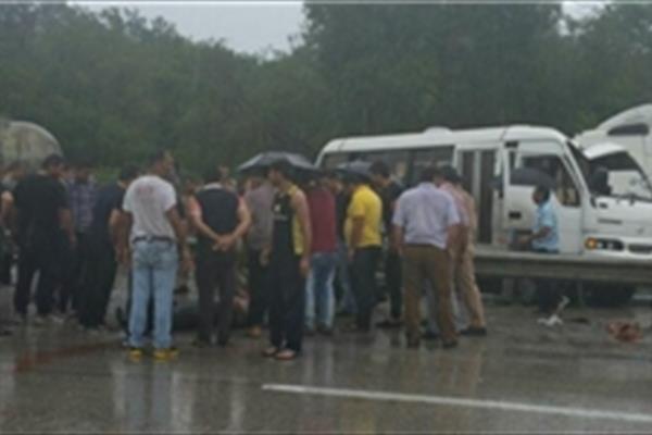 واژگونی مینی بوس ون دانشجویی در جاده شیراز- مرودشت