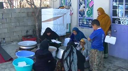 پخت غذا برای امدادگران توسط خانواده جانباز هم استانی